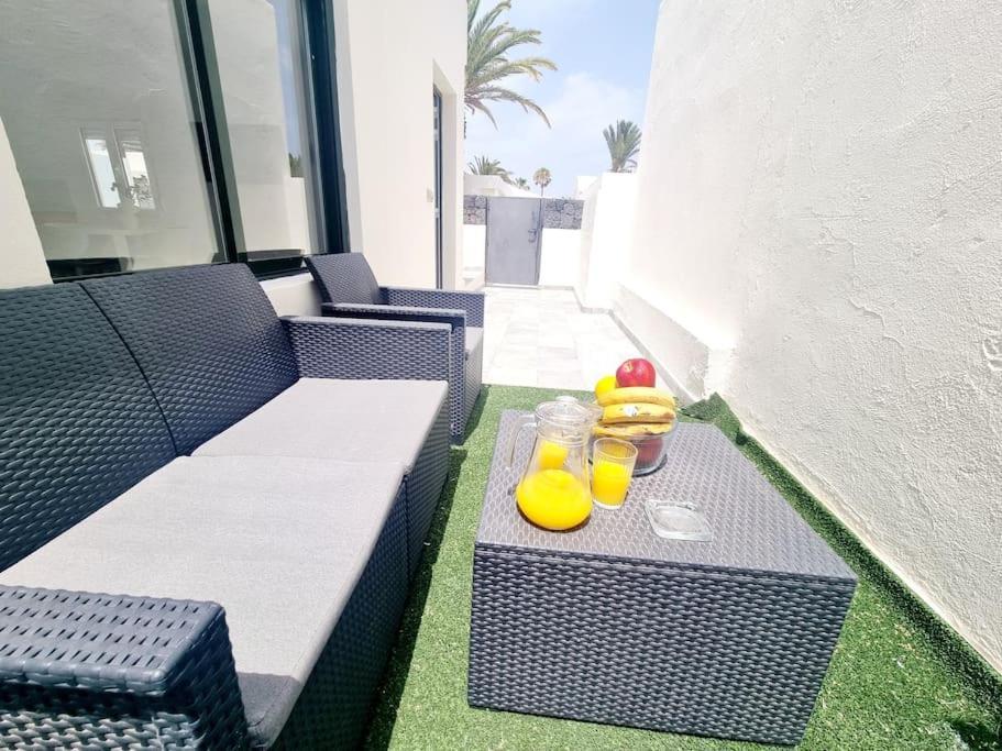 Pequeno Bungalow Firt Line Of The Sea Costa Teguise Exterior foto
