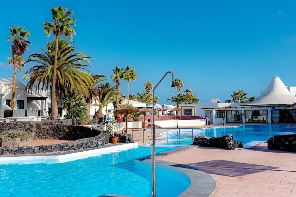 Pequeno Bungalow Firt Line Of The Sea Costa Teguise Exterior foto